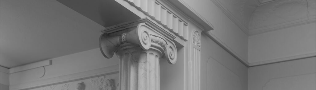 Pylväs ja reliefi mustavalkoinen