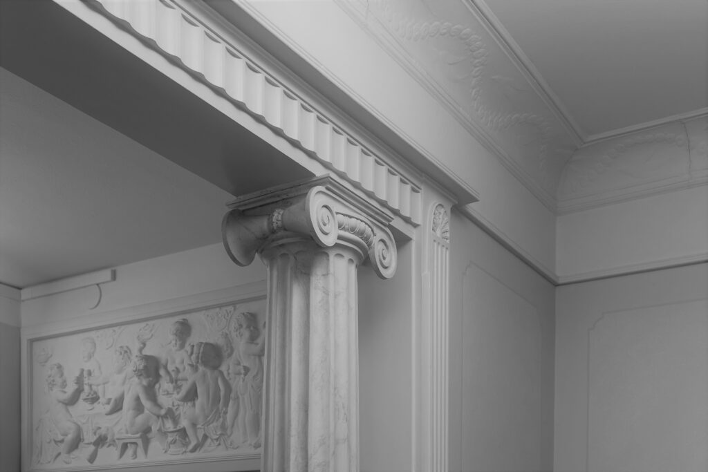 Pylväs ja reliefi mustavalkoinen