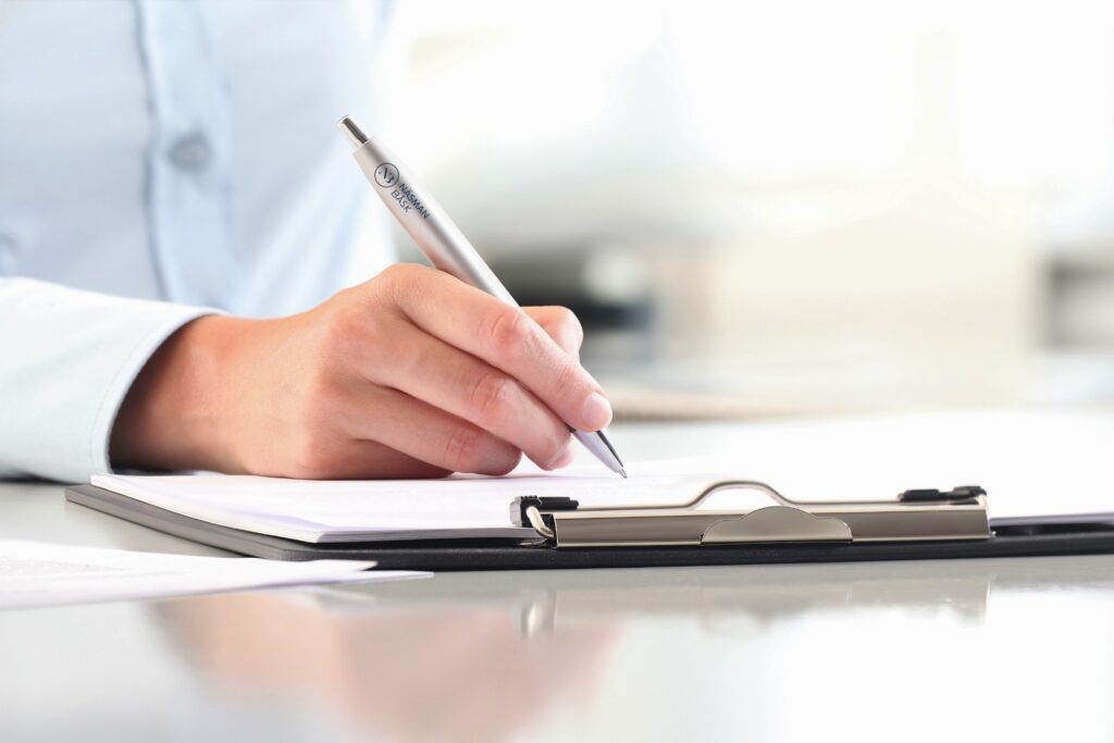 näsman & båsk penna i handen